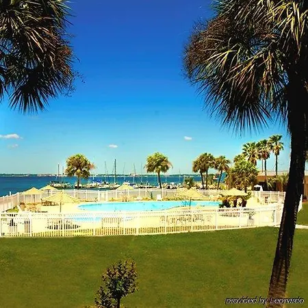 Quality Inn & Suites Gulf Breeze Bayside Near Pensacola Beach 